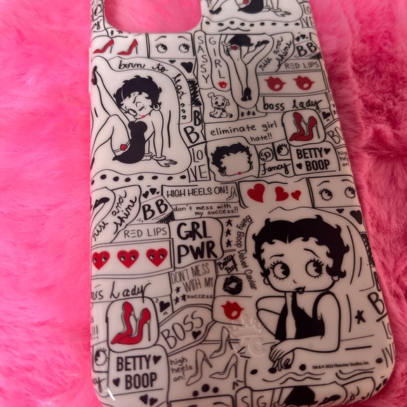 Velvet Caviar Betty Boop Limited Edition iPhone 12 - Picture 4 of 5